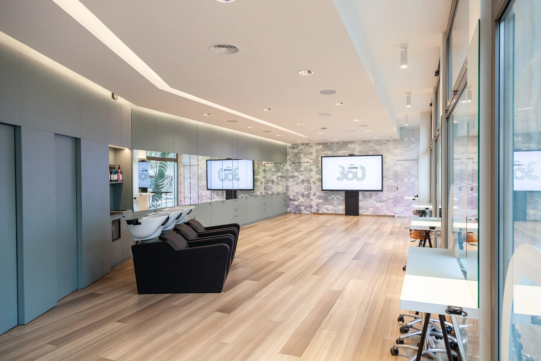 La salle de formation du Centre 360, ses postes de coiffure et son espace pédagogique à Grenoble